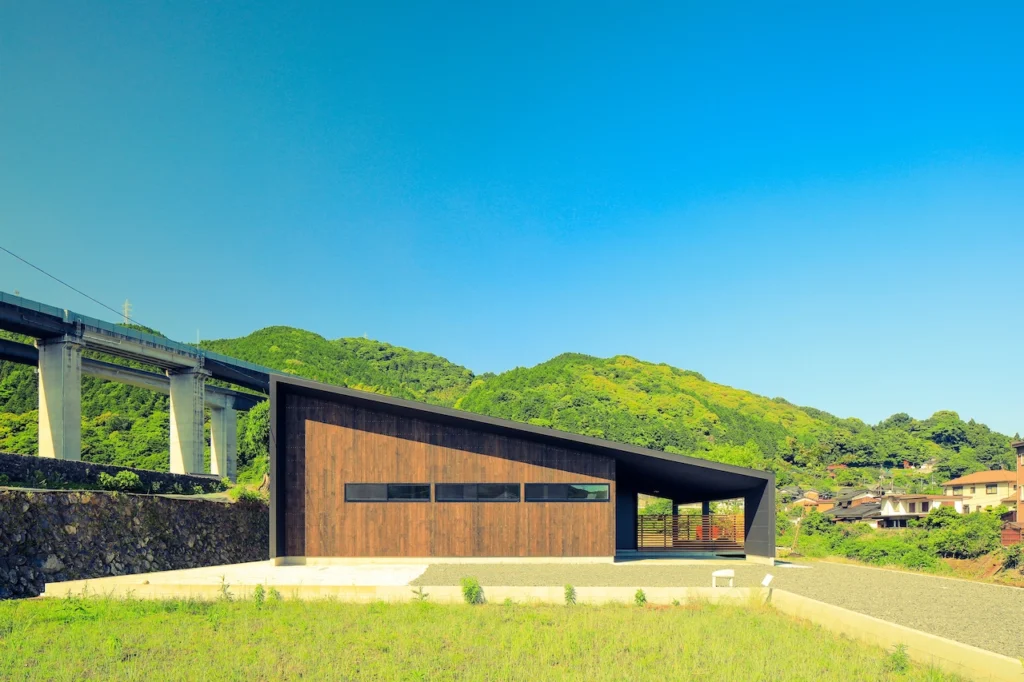 自然の中に佇む平屋の暮らし|the HOUSEの施工事例01